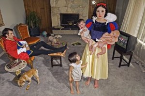 Branca de Neve com bebês e marido descansando